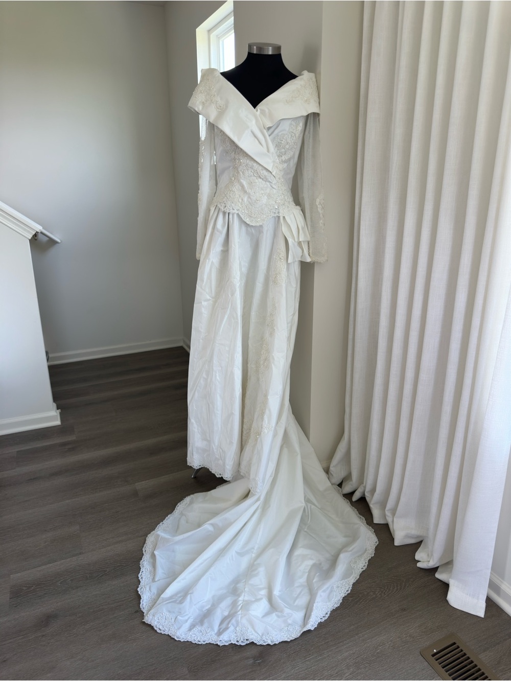 Alfred Angelo Lace A-Line vintage Elegant White Lace Bridal Gown with Long Train